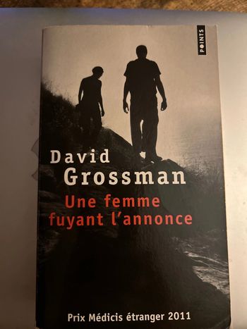 Une femme fuyant l’annonce