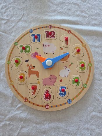 Horloge à forme en bois