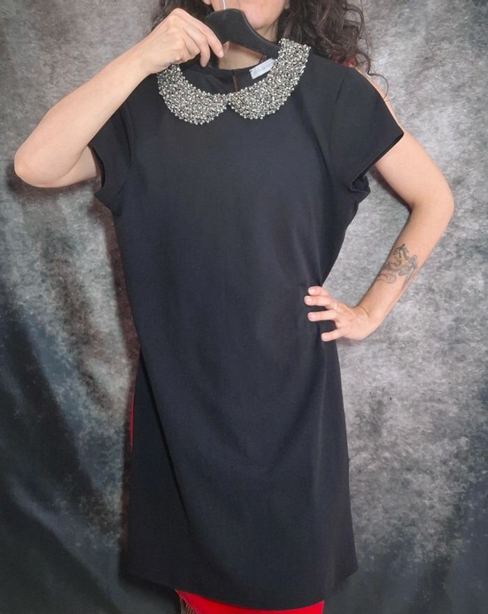 Robe noire chic col perles