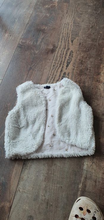 Gilet pilou pilou sans manche kiabi 24 mois en très bon état