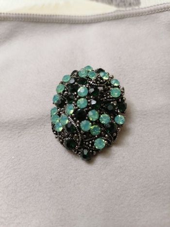 Broche fantaisie très peu servie