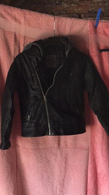 Veste similicuir avec capuche