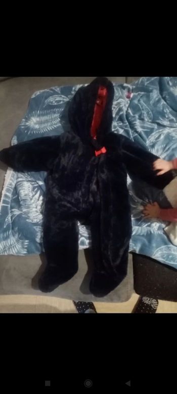 Bonjour je vend une combinaison bébé fille neuve 6/ 9 mois  jamais porter  acheter a bébé 9