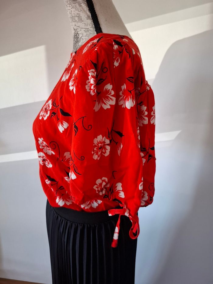 Blouse, haut rouge a fleurs noires et blanches - photo numéro 5