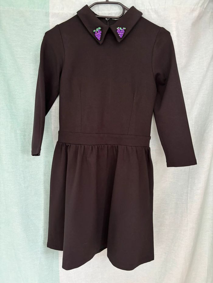 Superbe petite robe noire Maggie Sweet avec raisin en strass au col - photo numéro 2