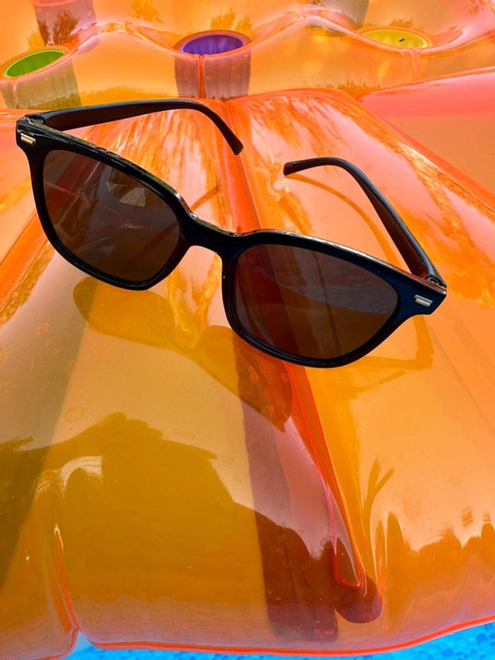 Paire de lunettes de soleil fantaisie - photo numéro 4