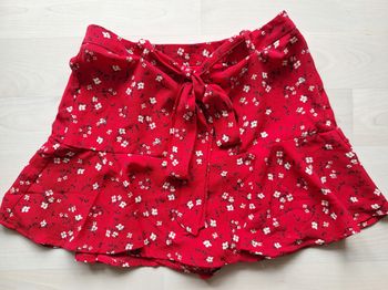 JUPE SHORT ROUGE A VOLANT MOTIF FLEURS - STRADIVARIUS