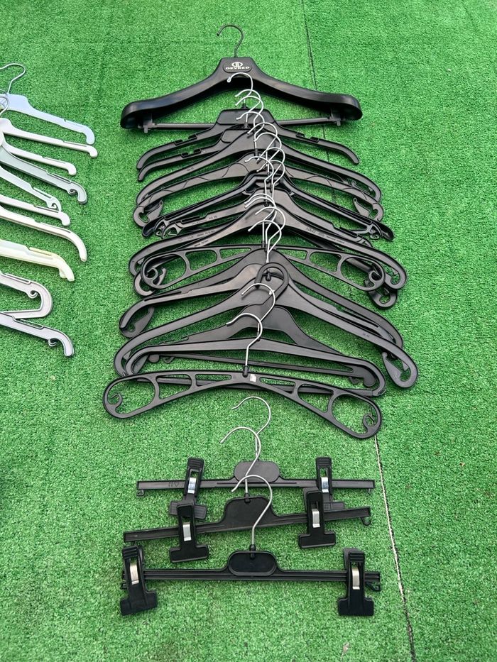 Lot 35 cintres vêtements – t-shirts, vestes et pantalons - photo numéro 3