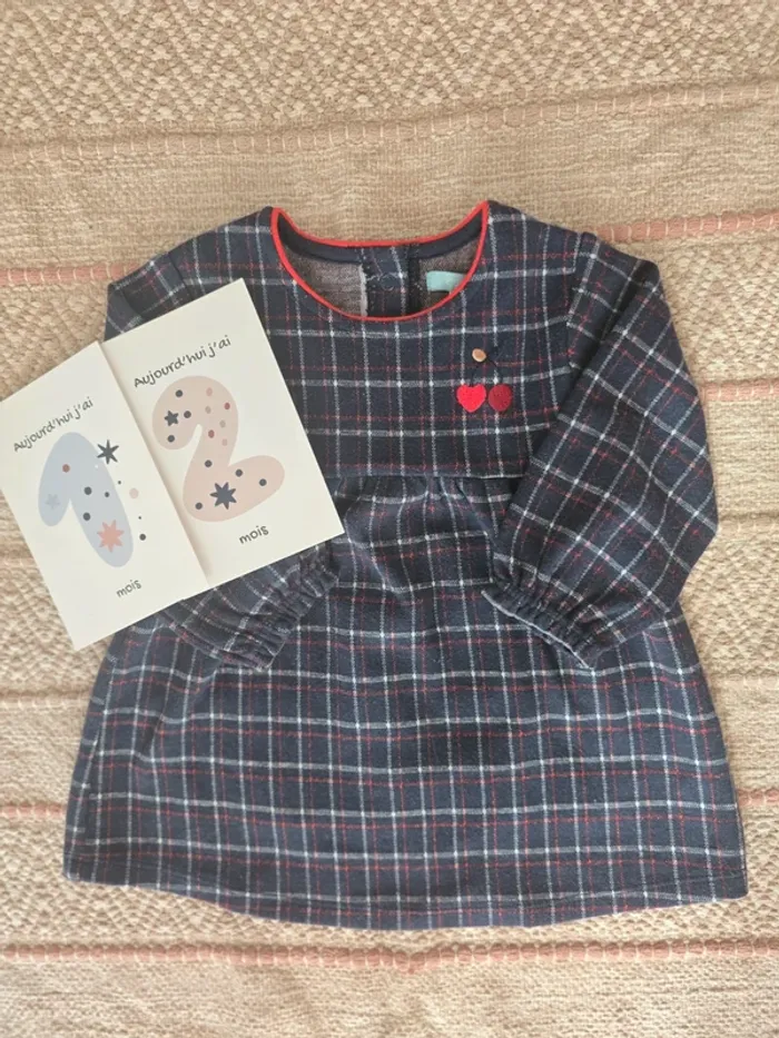 Belle robe rayée bleu blanc et rouge Obaïbi 12 mois