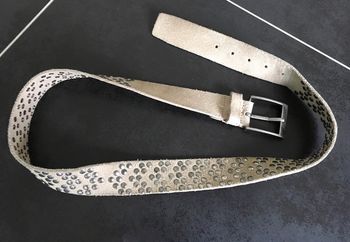 Ceinture en daim beige à rivets métal taille 95