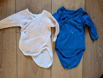 Lot bodies petit bateau 1 mois tb