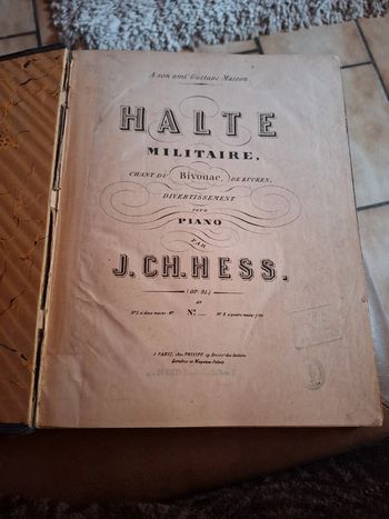 Livre avec ensemble d'ancienne partition militaire