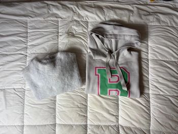 Lot pulls S doux et confortable : Pull gris avec B vert et rose + Pull court blanc