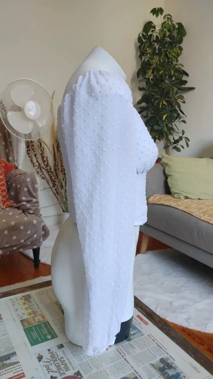 Blouse blanche à pois texturé manche légèrement bouffante décolleté - photo numéro 4