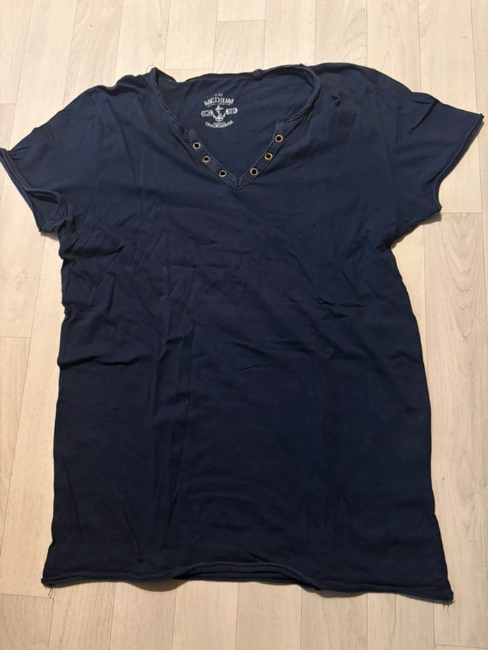 T-shirt bleu marine manches courtes taille M col en V