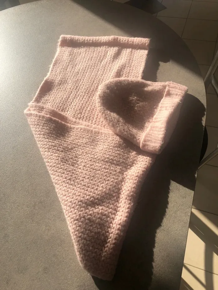 Bonnet et écharpe rose