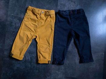 2 pantalons 1 ocre et 1 marine 18 mois Orchestra et kiabi