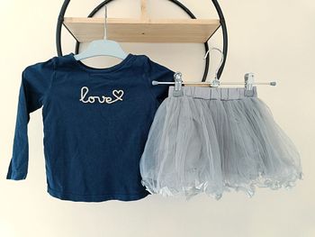 23-24 mois 2 ans ensemble teeshirt Okaïdi et jupe sans marque