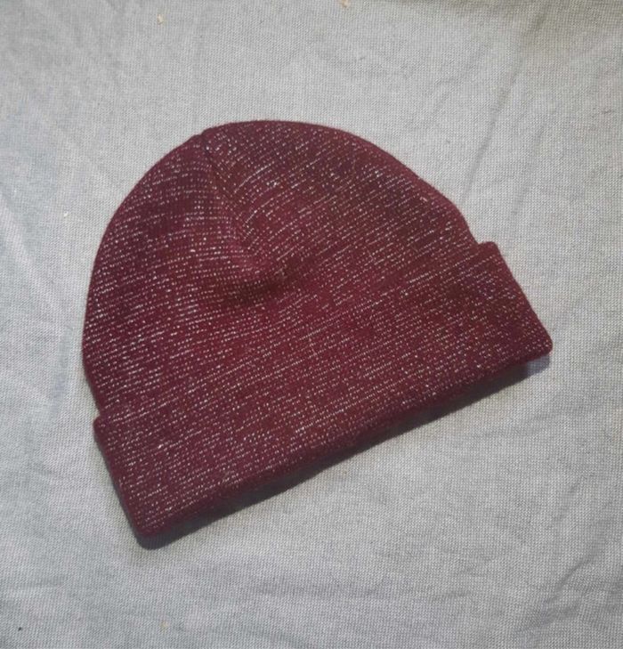 🧶Bonnet en tricot bordeaux à détails argentés – Taille Unique • Storytelling - photo numéro 2