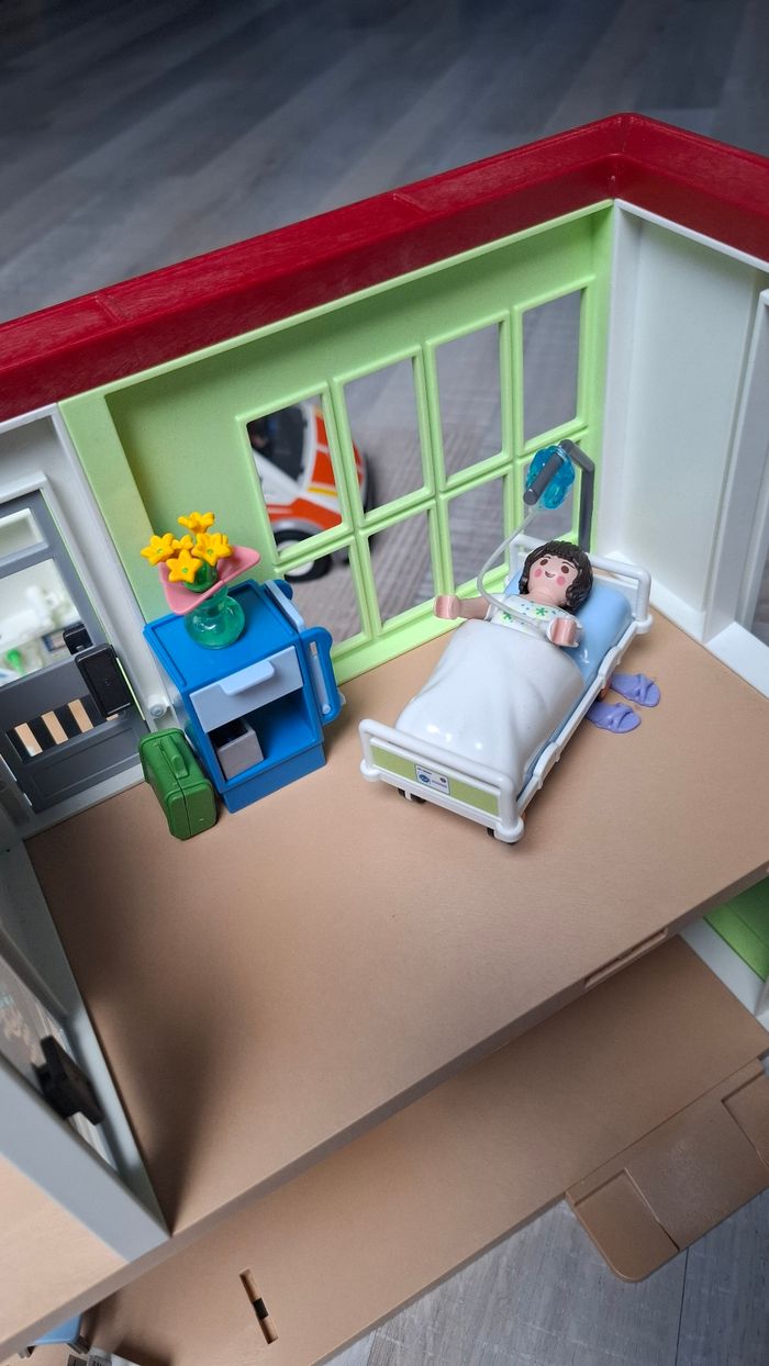 Hôpital Playmobil Complet - 2025 avec ambulance. - photo numéro 4