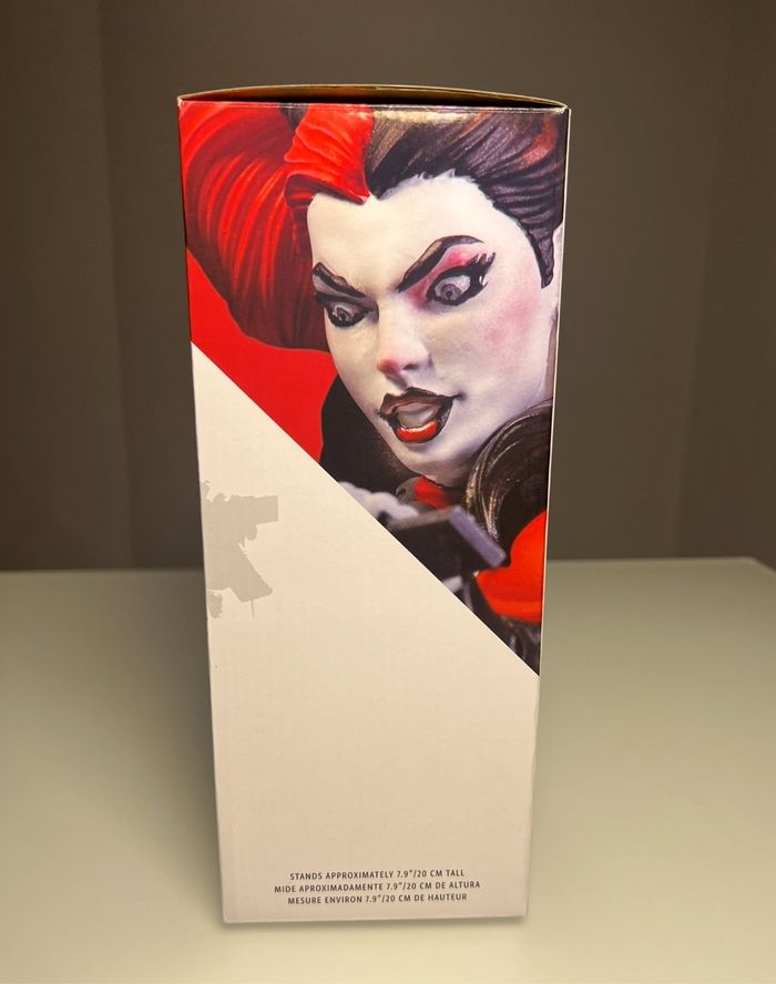Harley Quinn red white black emanuela lupacchino de comics me farlane toys - photo numéro 3