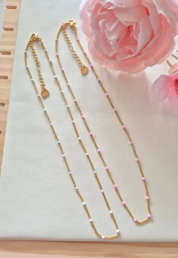 Lot de 2 colliers dorée style GIGI 🌸 perles fines : 1 rose + 1 blanc