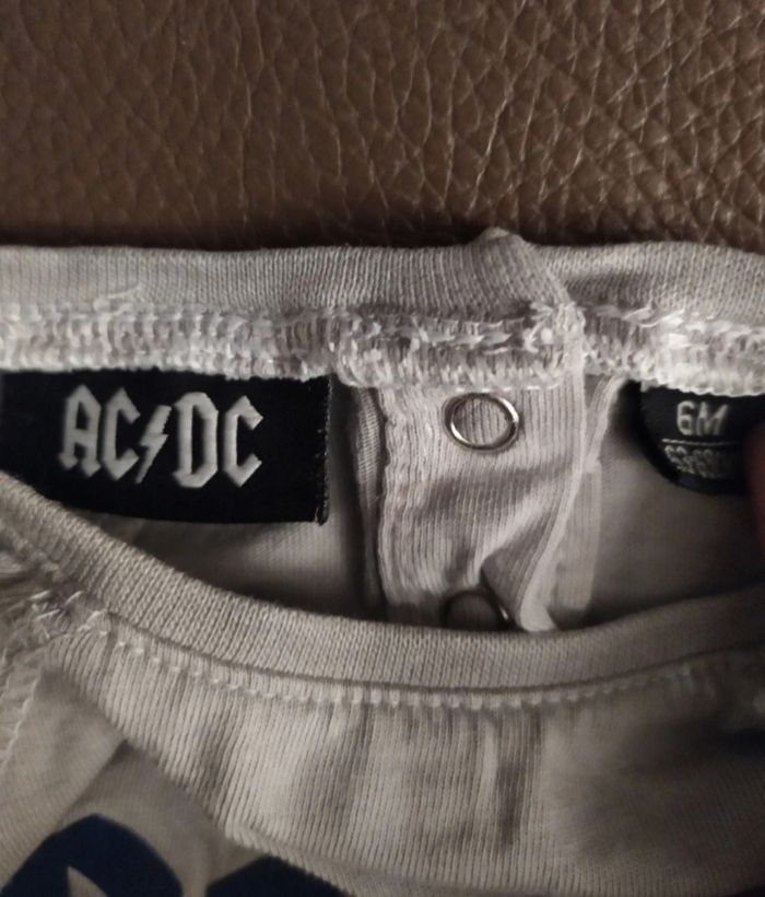 T.shirt AC/DC 6 mois - photo numéro 2