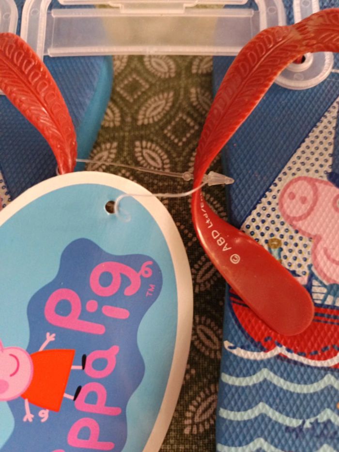 Paire de claquettes neuves Peppa pig taille 24/25 - photo numéro 6