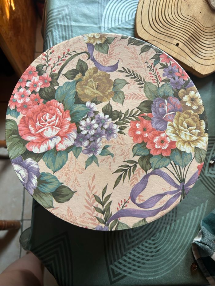 Boîte ronde avec des fleurs - photo numéro 3