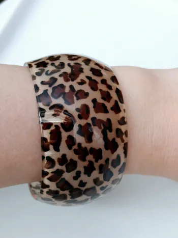 Bracelet manchette résine imprimé léopard – style bold chic