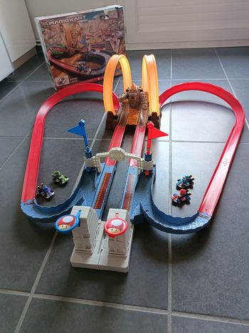 Circuit+4 véhicules Mario kart hotwheels Le château de Bowser 