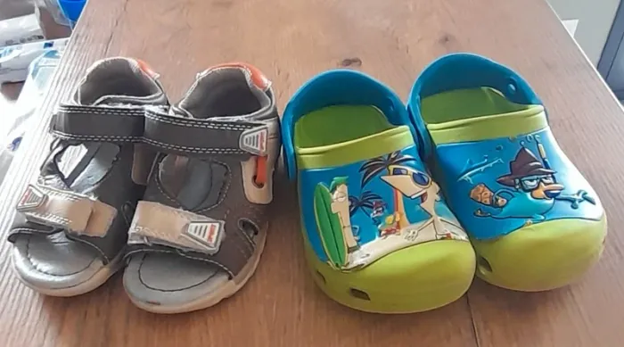 Deux paires de chaussures saison été garçons
