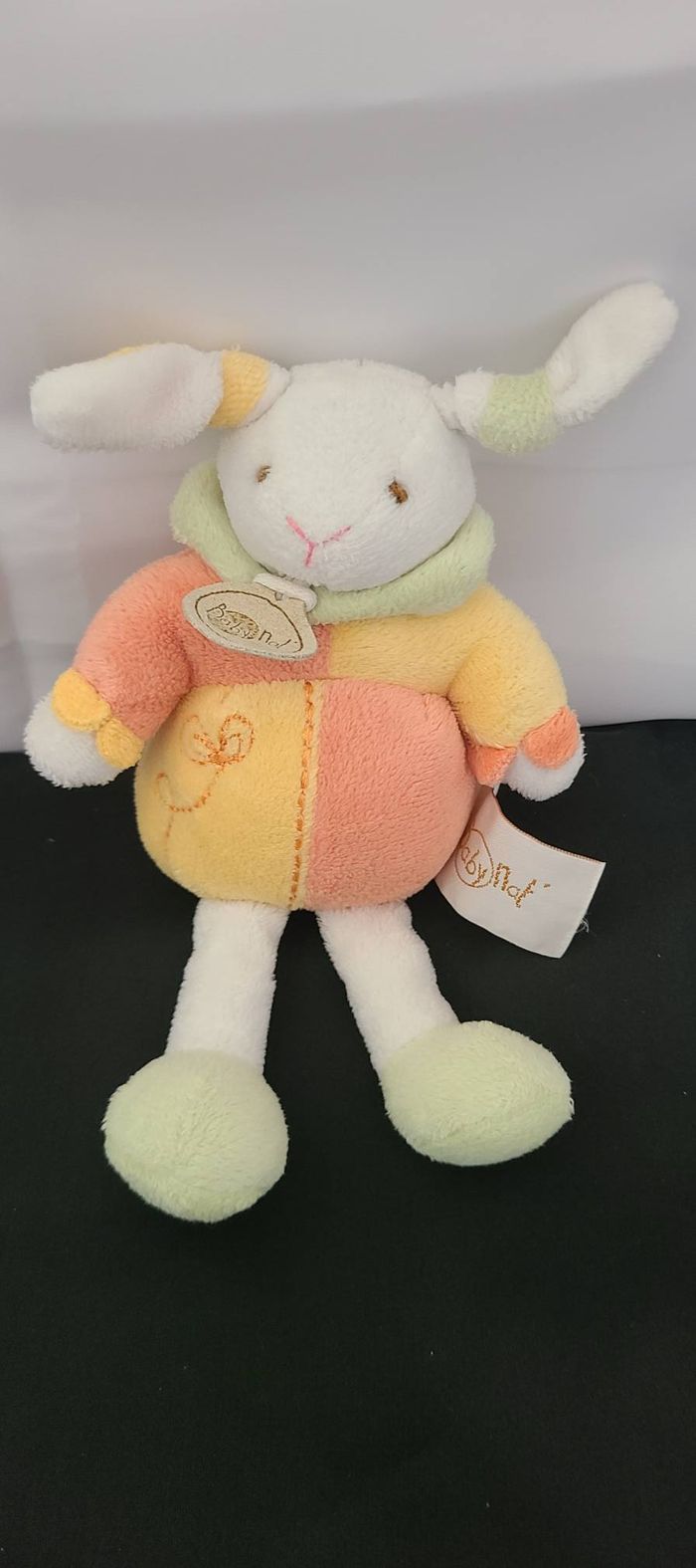 Peluche doudou lapin blanc BABY NAT' jaune vert orange fleur grelot 17 cm - photo numéro 2