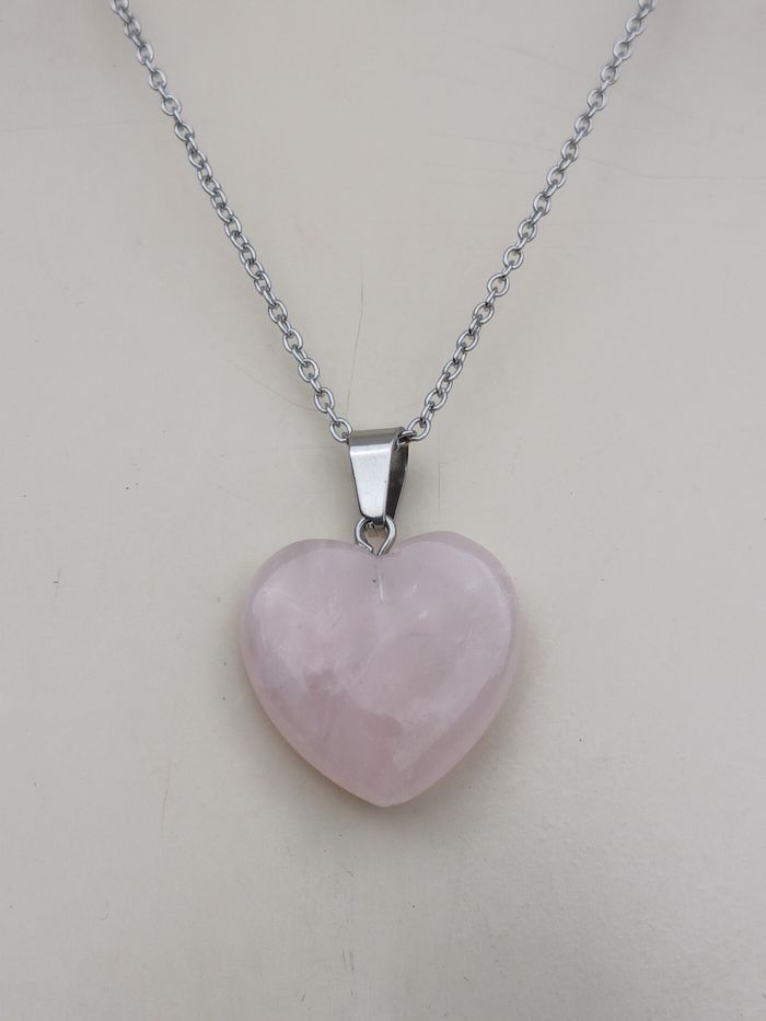 Collier en acier inoxydable argenté Pendentif cœur en pierre naturelle de quartz rose