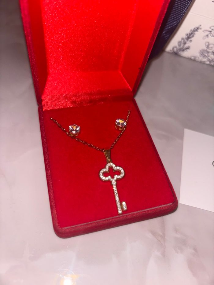 Parure Collier + Boucles d’oreilles – Pendentif Clé – Neuf - photo numéro 2