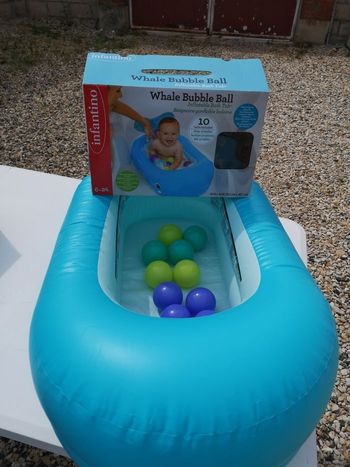 Baignoire gonflable baleine infantino