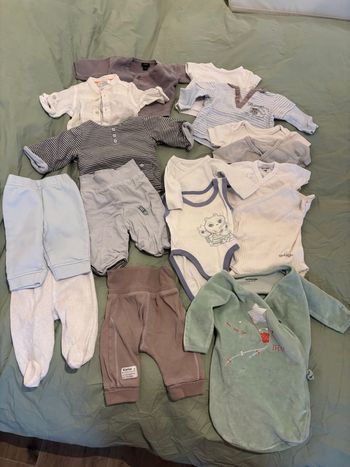 Lot vêtements 1 mois body, pantalons, gigoteuse, hauts
