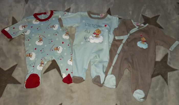 Lot vêtements 1 mois 
Sur un pyjama manque 1 pression. Dans l ensemble très bon état - photo numéro 7