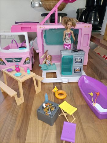 Camping car rose multi fonctions+ 1 barbie + 1 enfant + 1 bateau+ meubles et accessoires