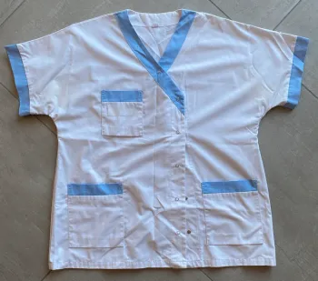 Haut de tenue soignant blanc et bleu