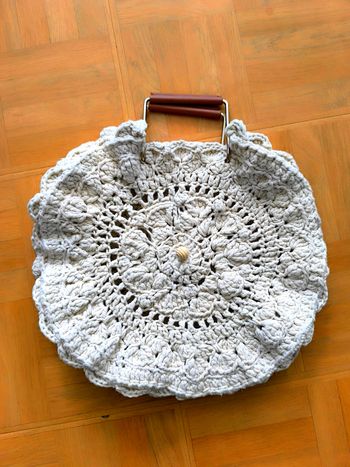 Superbe sac à main en crochet de forme rond, couleur beige jamais utilisé
