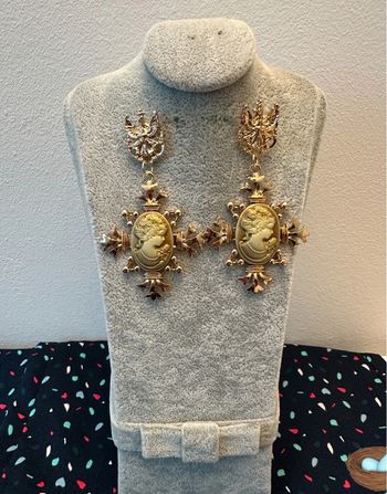 Magnifique Boucles d'oreilles doré avec croix et camée