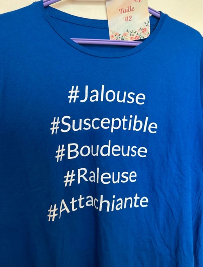 T-shirt. A manches courtes. Femme. Bleu. Amazon. - photo numéro 3