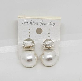 Paire de boucles d'oreilles.
Neuve.
Fleur