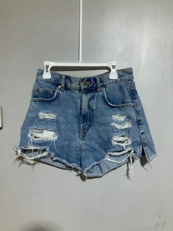 Mini short en jean taille haute Pull&Bear – Taille 34