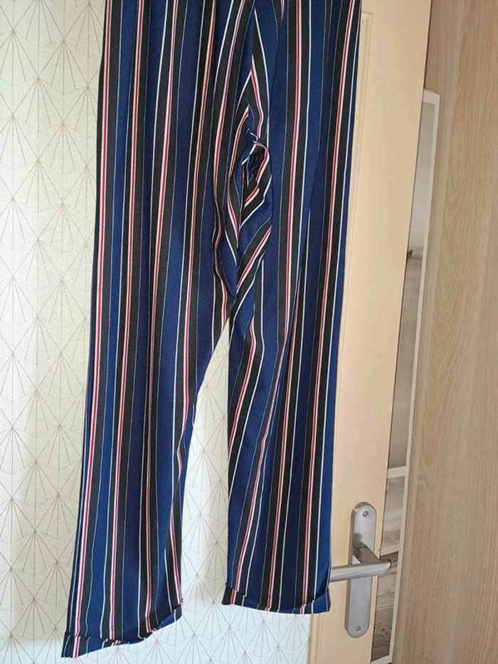 Pantalon femme Jennyfer XS tbe rayé très légère erraillure invisible porté dernière photo - photo numéro 4