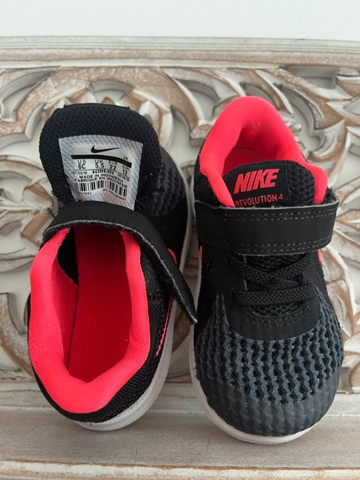 Baskets Nike bébé fille taille 22, très bon état - photo numéro 3