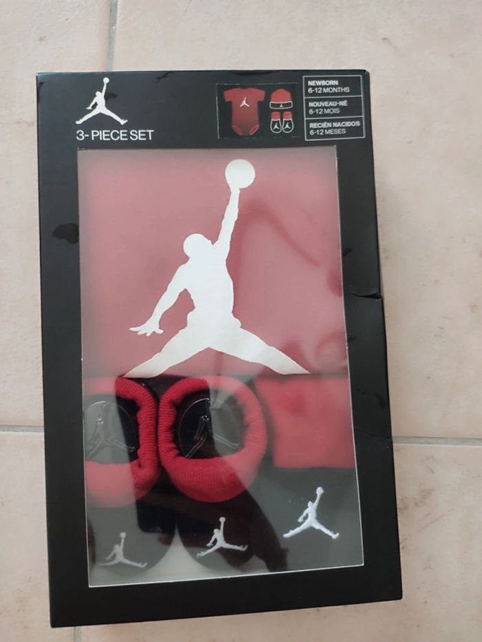 Coffret Jordan bébé 6-12 mois et paire de baskets jordan Max Aura 4 pointure 19.5 - photo numéro 5