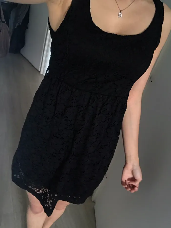 Robe noire dentelle avec dos nu - photo numéro 4