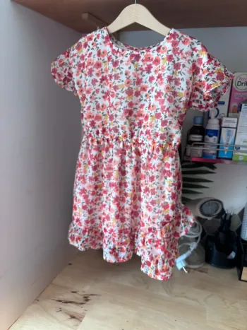 Jolie petite robe volantée fleurie • 110/116 cm